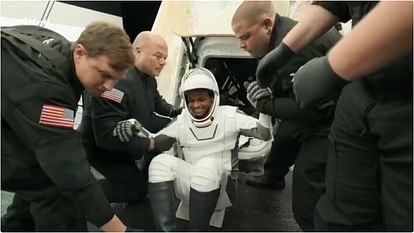 ड्रैगन कैप्सूल से बाहर आए शुभांशु शुक्ला, 18 दिन की अंतरिक्ष यात्रा हुई पूरी