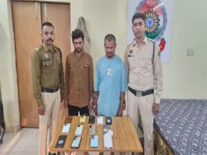 राहगीरों से मोबाइल झपटने वाले 2 आरोपी गिरफ्तार