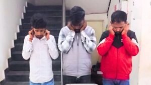 युवकों ने बीच सड़क पर कार रोककर मनाया बर्थडे पार्टी फिर पुलिस ने दिया अपने अंदाज में ‘GIFT’