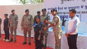 10 माओवादियों का सरेंडर