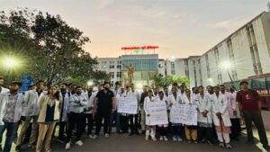 मेडिकल पीजी सीटों की नई नीति के विरोध में उतरे डॉक्टर और मेडिकल छात्र