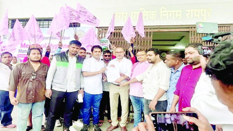राजधानी की सफाई व्यवस्था बदहाल, JCCJ ने किया नगर निगम का घेराव, नवीन अग्रवाल बोले – कैसे साकार होगा स्वच्छ रायपुर का सपना ?