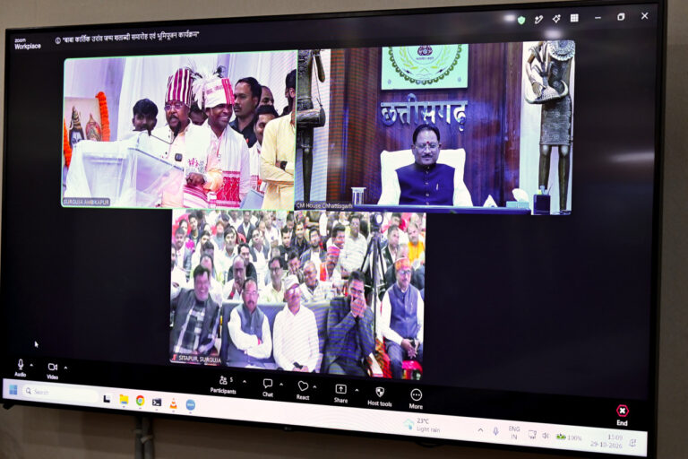 मुख्यमंत्री श्री विष्णु देव साय ने बाबा कार्तिक उरांव की जन्मशताब्दी पर उनकी आदमकद प्रतिमा का किया अनावरण