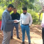कलेक्टर श्री लंगेह धान खरीदी के पूर्व तैयारियों का जायजा लेने अंतर्राज्यीय चेक पोस्ट सिंघोड़ा एवं रेहटीखोल पहुंचे