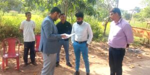 कलेक्टर श्री लंगेह धान खरीदी के पूर्व तैयारियों का जायजा लेने अंतर्राज्यीय चेक पोस्ट सिंघोड़ा एवं रेहटीखोल पहुंचे