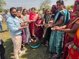  मखाना की खेती से आत्मनिर्भरता की ओर बढ़ रहीं धमतरी की महिलाएं